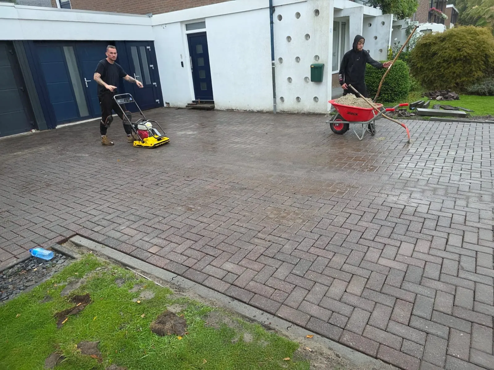 Robin en zijn ploeg trillen een nieuwe oprit in keperverband af