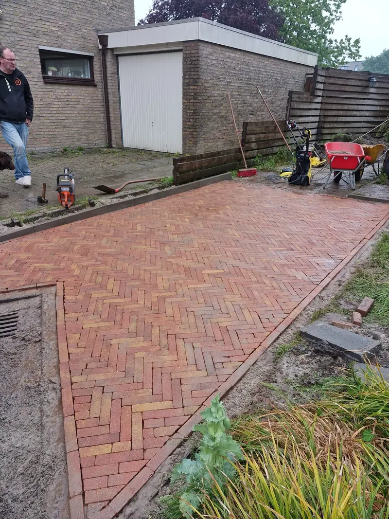 Rode klinkers in keperverband in een achtertuin, net opgeleverd